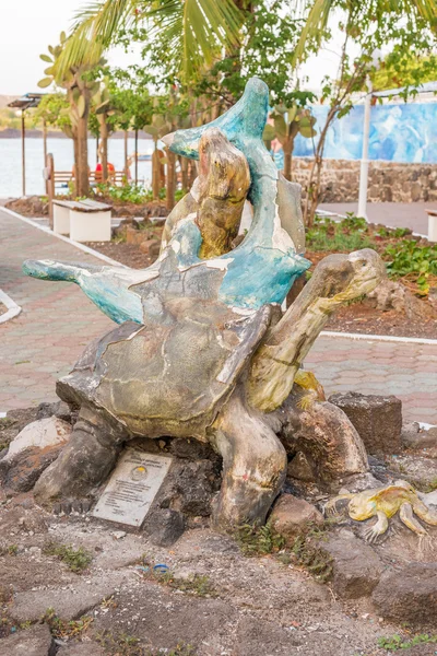 Monumento alle tartarughe a Puerto Ayora sull'isola di Santa Cruz . — Foto Stock