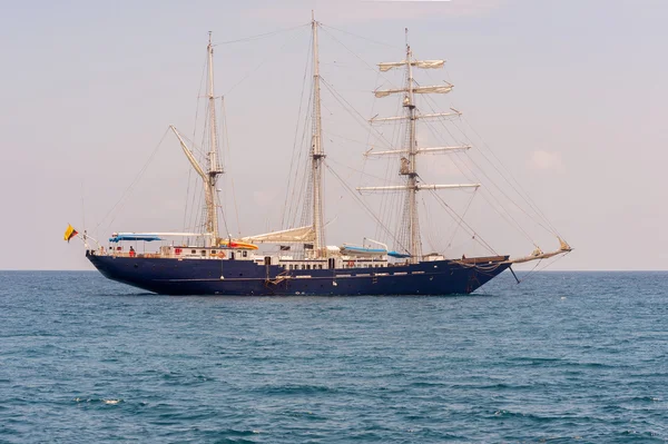 Barca a vela vicino alle Isole Galapagos sull'oceano Pacifico — Foto Stock