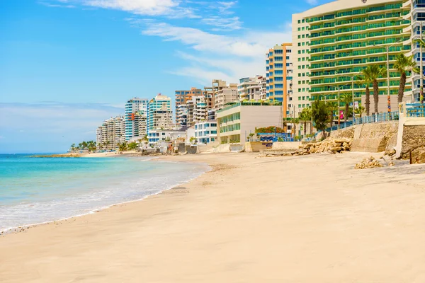 Modern buildings at the beach in Salinas, Ecuador. — Stock Photo, Image