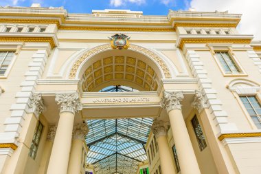 Guayaquil Sanat Üniversitesi girişinde görünümü