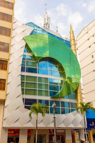 Ruime hoek uitzicht op de moderne gebouwen in het centrum van Guayaquil — Stockfoto
