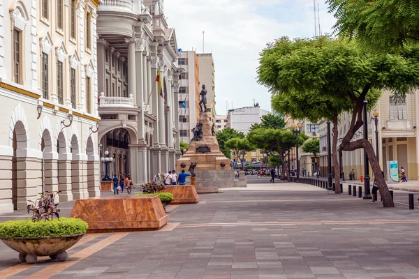 Vista para a rua no centro de Guayaquil — Fotografia de Stock