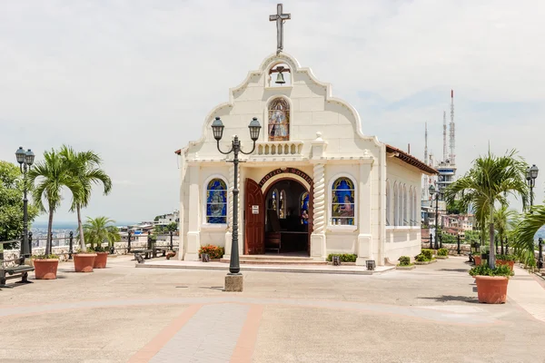 Малая католическая часовня в Серро-Санта-Ана-Гуаякиль — стоковое фото