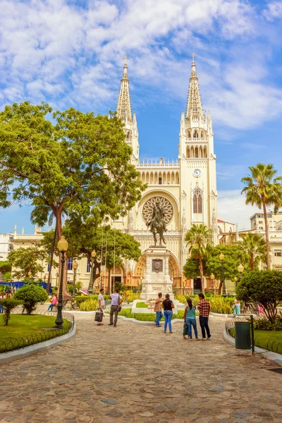 Guayaq Metropolitan katedral kilisesi ve Simon Bolivar heykeli — Stok fotoğraf