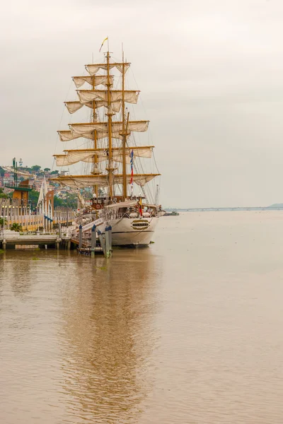 Segelbåt på Guayas river i Guayaquil, Ecuador. — Stockfoto