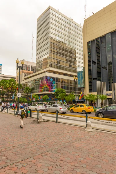 Gebouwen en verkeer in Guayaquil, Ecuador — Stockfoto