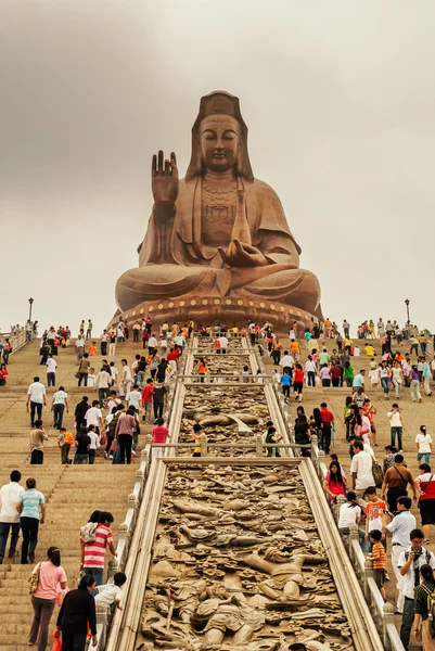 La estatua de Guayin, ubicada en el Monte Xiqiao, en el Nanhai Dis —  Fotos de Stock