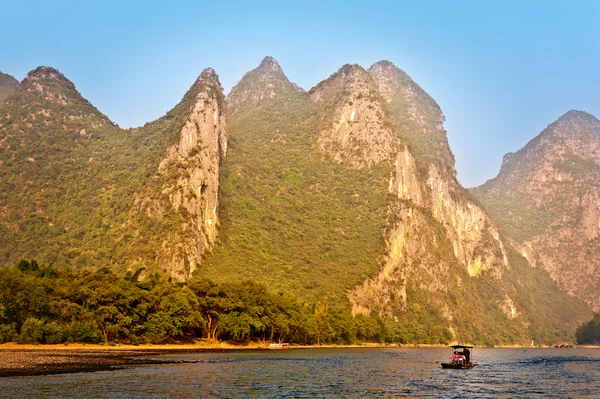 Karst gebergte langs de Li rivier in de buurt van Yangshuo, Guangxi provin — Stockfoto