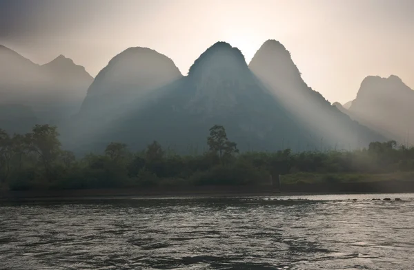 Karstberge entlang des Flusses Li in der Nähe von Yangshuo, Provinz Guangxi — Stockfoto