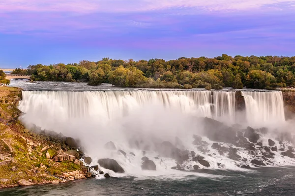 Ниагарский водопад с видом на американский водопад — стоковое фото