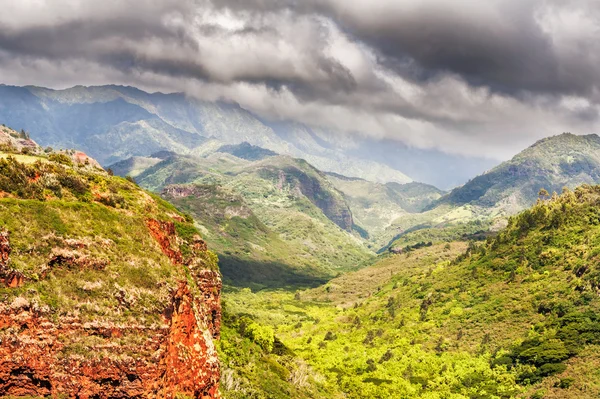 Vista en el Cañón Waimea en la isla de Kauai en Hawai . —  Fotos de Stock