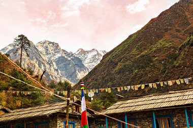 Himalaya dağlarının Kothe 'deki manzarasına bakın. Nepal' deki Mera tepesine doğru bir yürüyüş rotası üzerindedir..
