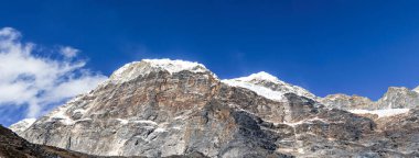 Kothe 'den Thangnak' a olan yürüyüşte Himalaya dağlarının manzarasına bakın. Nepal 'deki Mera tepesine doğru yürüyüş rotası üzerindedir..