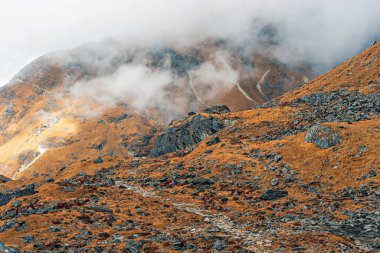 Himalaya Dağları 'nın Nepal' deki Khare 'den Panch Pokhari' ye olan yürüyüş rotasındaki manzarasına bakın..