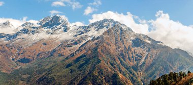 Himalaya Dağları 'nın Nepal' deki Mera Peak yolunda Khotey 'den Thule Kharka' ya olan yürüyüş rotasındaki manzarasına bakın..