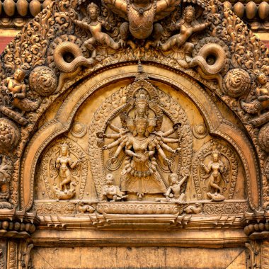 UNESCO tarafından dünya mirası olarak listelenen Bhaktapur Nepal 'deki Durbar Meydanı' ndaki Antik Kraliyet Sarayı ve Altın Kapı 'da manzara    