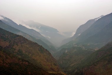 Himalayalar 'ın Nepal' deki dağlarının, Katmandu 'dan Lukla' ya helikopter uçuşunun nefes kesici görüntüsü.