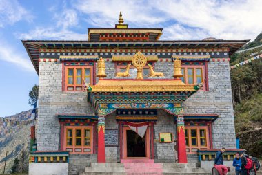 Panggom, Nepal - 26 Ekim 2019: Tashisanga koloni manastırı adı verilen Budist Tapınağı 'ndaki Mera tepesine giden gezginler, Panggom' dan Mera Tepesi 'ne doğru kısa bir tırmanış yolu üzerinde bulunmaktadırlar. Nepal.