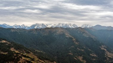 Himalayalar 'ın Nepal' deki dağlarının, Katmandu 'dan Lukla' ya helikopter uçuşunun nefes kesici görüntüsü.