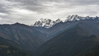 Himalayalar 'ın Nepal' deki dağlarının, Katmandu 'dan Lukla' ya helikopter uçuşunun nefes kesici görüntüsü.