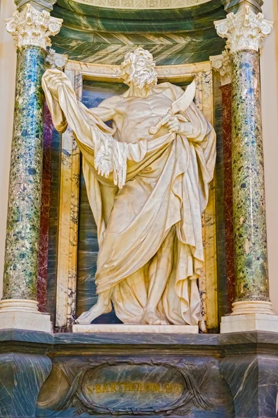 Socha v bazilice Saint temperamentních v Římě, Itálie. — Stock fotografie