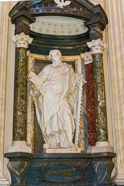 Apóstol Simón escultura en la Basílica de San Juan de Letrán en Rom — Foto de Stock