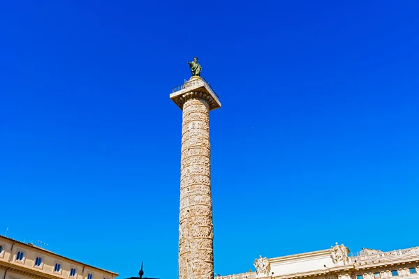 Sloupec Marcus Aurelius v Piazza Colonna v Římě, Itálie. — Stock fotografie