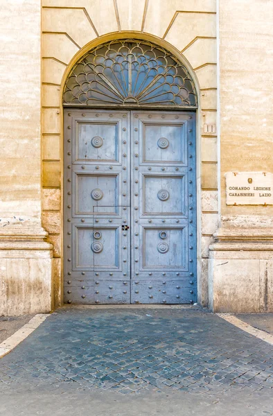 Alte türen in rom — Stockfoto