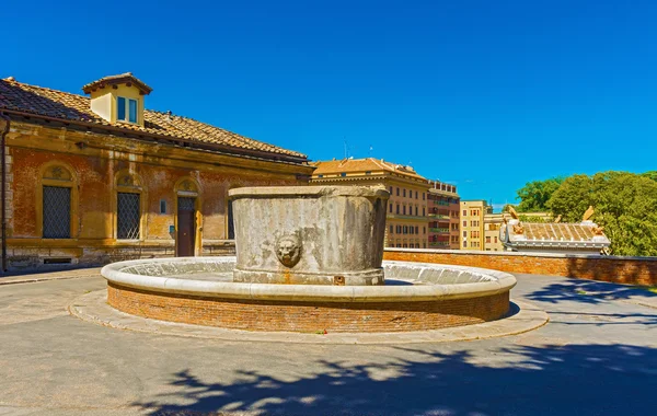 Fuente de agua potable en Roma, Italia — Foto de Stock