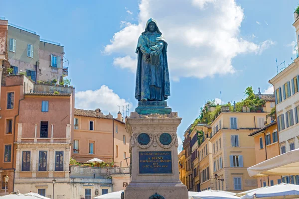 Socha Giordano Bruno v Campo de Fiori v Římě. — Stock fotografie