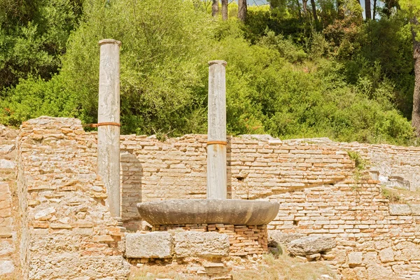 Нимфеум фонтан воды Гердоса Аттикуса в Олимпии Греция — стоковое фото