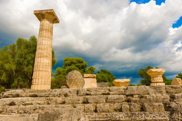 Le rovine del Tempio di Zeus nell'antica Olimpia, Peloponneso, Grecia — Foto Stock