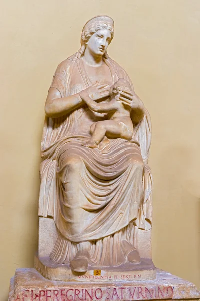 在梵蒂冈博物馆 Isis 的雕像. — 图库照片