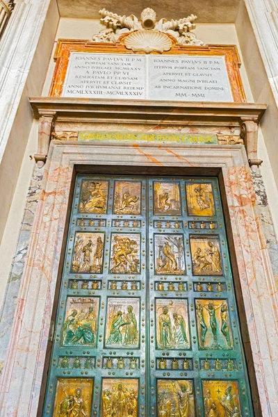 Heliga dörrar vid St. Peter Basilica i Rom, Italien. — Stockfoto