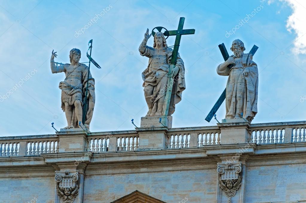Statues above St. Peter Basilica in Rome. — Stock Photo © mark52 58668761