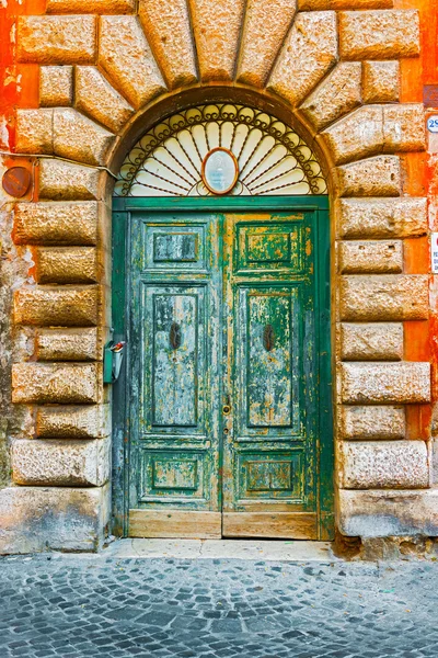 Eingangstür in rom, italien — Stockfoto
