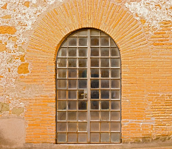 Старая дверь в Риме, Италия — стоковое фото