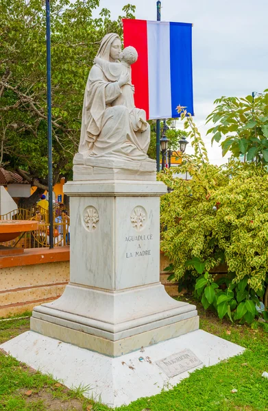 Sculpture en granit de la Vierge avec Jésus à Aguadulce au Panama . — Photo