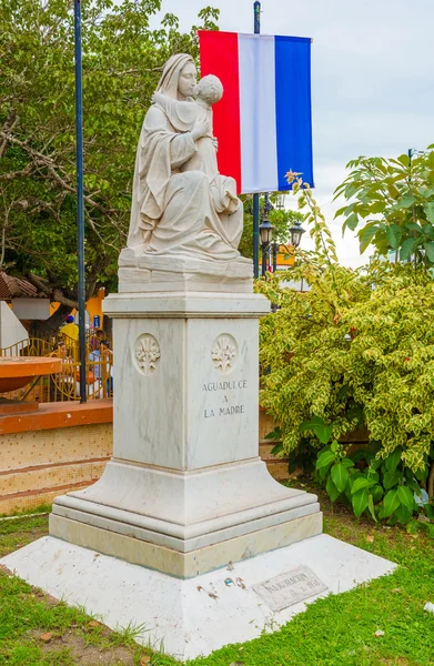 Graniet beeldhouwkunst van Madonna met Jezus in Aguadulce in Panama. — Stockfoto