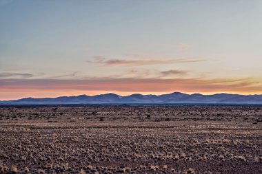 Gün batımında Sossus Dune Lodges yılında Namibya.