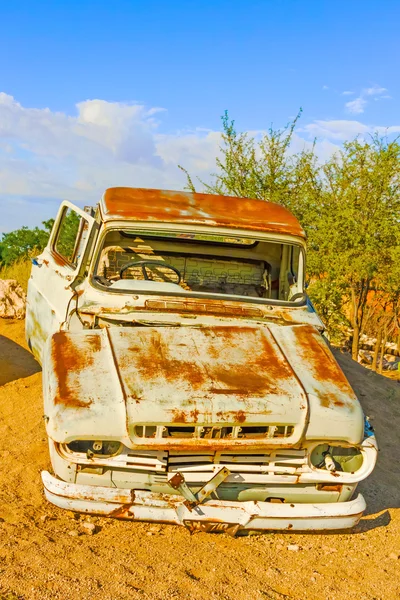 Vecchia e arrugginita auto d'epoca in Namibia — Foto Stock