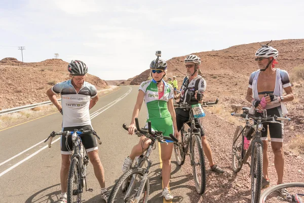 Cyclists on the road near Seeheim in Namibia — Stock Photo, Image