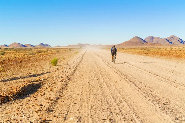 Silnice v poušti v Namibii. — Stock fotografie