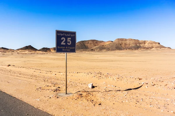 サインオンするエジプトの南サハラ砂漠の道 — ストック写真