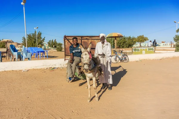 Człowiek na osła, Sudan. — Zdjęcie stockowe