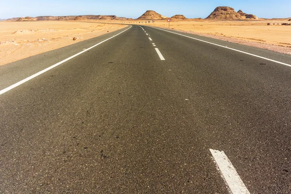 Road through Sahara desert in Egypt — Stock Photo, Image