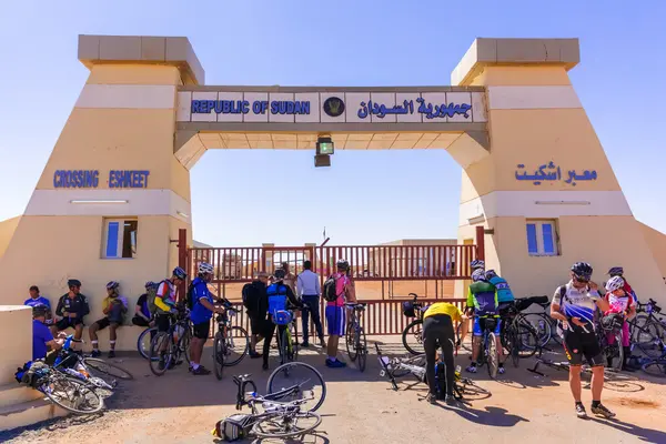 Menschen warten darauf, auf den Sudan zu gelangen. — Stockfoto