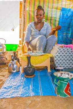 Etiyopya kadın çay hazırlama