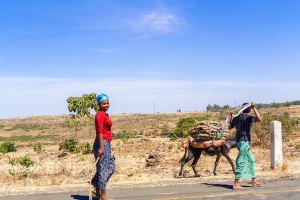 Mujer etíope caminando en el camino . — Foto de Stock