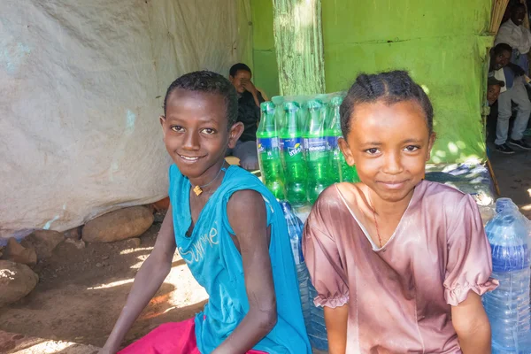 The children in Ethiopia in front of the house. — Stock Photo, Image